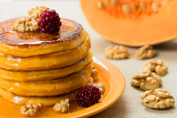 Ballı, fındıklı, böğürtlenli balkabaklı gözleme. mevsimlik (sonbahar) kahvaltı.