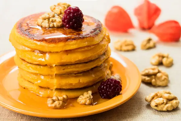 Pumpapannkakor Med Honung Och Nötter Bär Säsongsfrukost Höst — Stockfoto