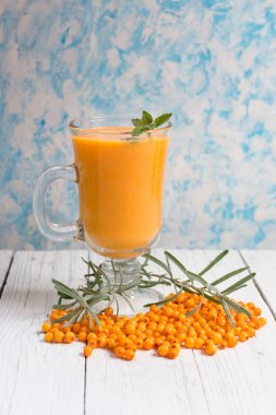  Deniz dikenli üzümlerden bir bardak taze vitamin içeceği..