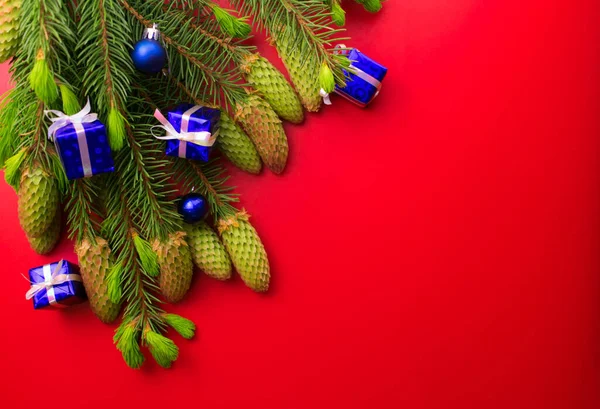 Kerstvakantie Samenstelling Van Sparren Takken Decoraties Een Rode Achtergrond Met — Stockfoto