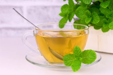 Masada nane çayı olan bir fincan. Yakın plan..