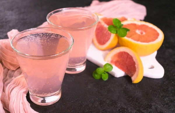 Erfrischendes Grapefruit Getränk Auf Schwarzem Hintergrund Großaufnahme — Stockfoto