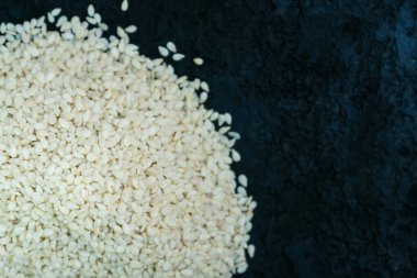 Siyah arka planda susam tohumları. Boşluğu kopyala.