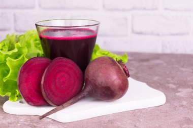 Bir bardak taze pancar sebze suyu. Detox.