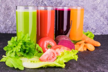 Karanlık bir arka planda sebze suları olan bardaklar. Diyet detoksu.