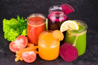 Karanlık bir arka planda vitamin sebze suyu. Detoks diyeti. Üst görünüm.