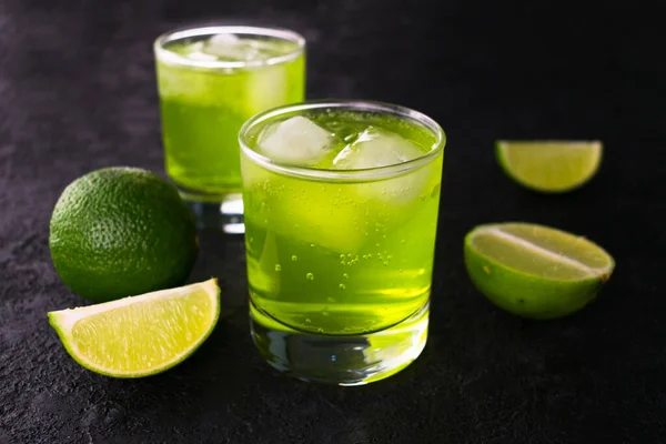 Bebida Verde Con Lima Hielo Sobre Fondo Negro — Foto de Stock