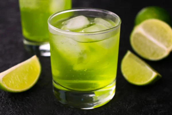 Grüner Drink Mit Limette Und Eis Auf Schwarzem Hintergrund Nahaufnahme — Stockfoto