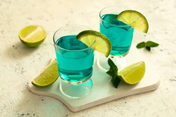 Bevanda Alcolica Blu Con Lime Sfondo Bianco — Foto Stock
