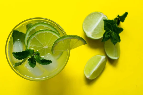 Cóctel Mojito Sobre Fondo Amarillo Brillante Puesta Plana — Foto de Stock