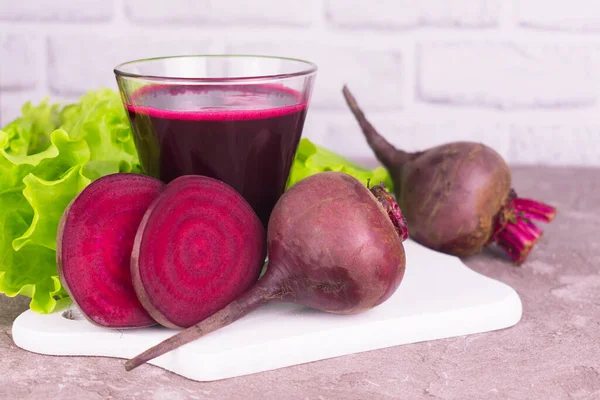 Beyaz arka planda bardakta taze, sağlıklı pancar suyu..