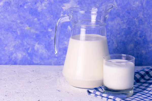 Milch Einem Krug Auf Hellblauem Hintergrund Kopierraum — Stockfoto