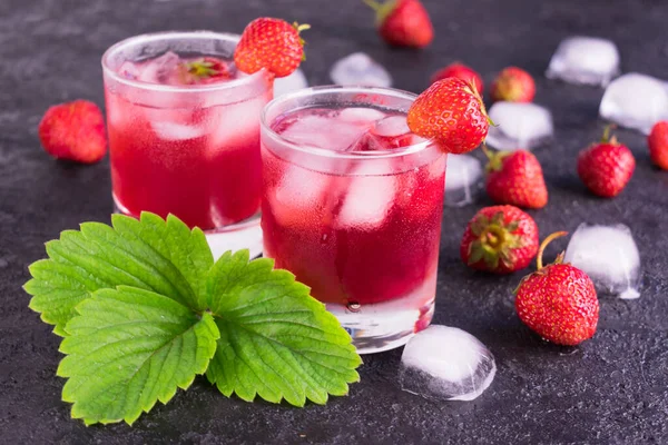 Bebida Fresa Roja Con Hielo Sobre Fondo Negro —  Fotos de Stock