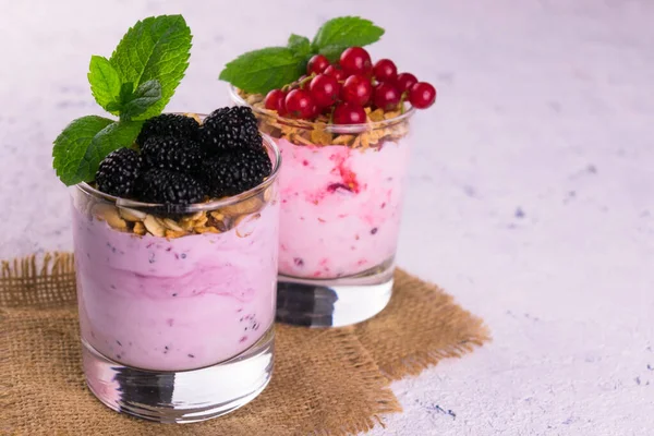 İki bardak taze dut ve üzümlü yoğurt..