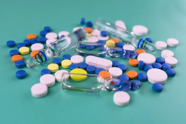 Dużo Wielobarwnych Tabletek Ampułek Niebieskim Tle Wykształcenie Medyczne — Zdjęcie stockowe
