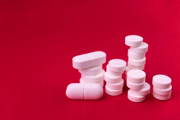 Witte Pillen Een Felrode Achtergrond Kopieer Ruimte — Stockfoto