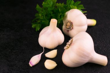 Siyah arka planda sarımsak kafalar. Boşluğu kopyala.