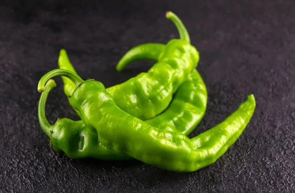 Siyah arka planda yeşil acı biber. Yakın plan.. 