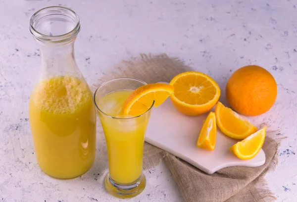 오렌지 주스를 배경에 유리잔을 놓는다 위에서 — 스톡 사진