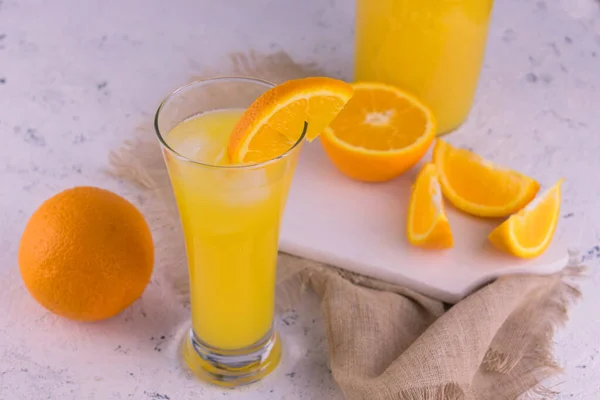 Een Glas Vers Sinaasappelsap Een Witte Tafel — Stockfoto