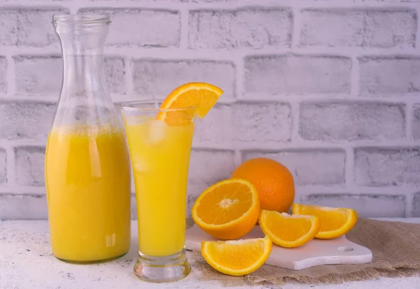 Jus Orange Dans Une Bouteille Verre Sur Fond Mur Briques — Photo