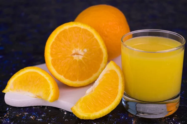 Vaso Zumo Naranja Fresco Sobre Fondo Azul Oscuro —  Fotos de Stock