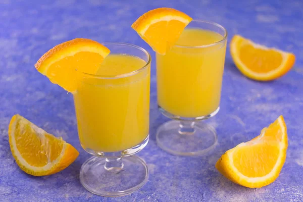 Vodka Jus Orange Petits Verres Sur Fond Bleu — Photo