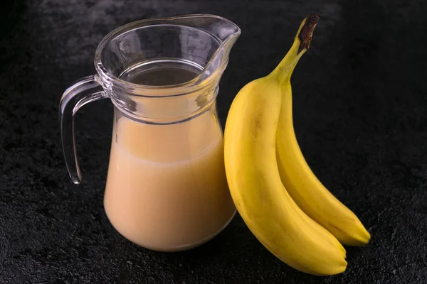 Ein Krug Bananensaft Auf Schwarzem Hintergrund Nahaufnahme — Stockfoto