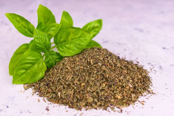 Beyaz bir arka planda taze fesleğen ve fesleğen yaprakları. Yakın plan..