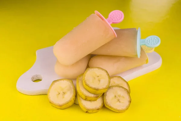 Helado Plátano Sobre Fondo Amarillo Brillante — Foto de Stock