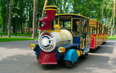 Gezintiler için parlak bir zevk treni.
