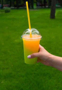 Bitkilerin arka planında serinletici bir içecek var.