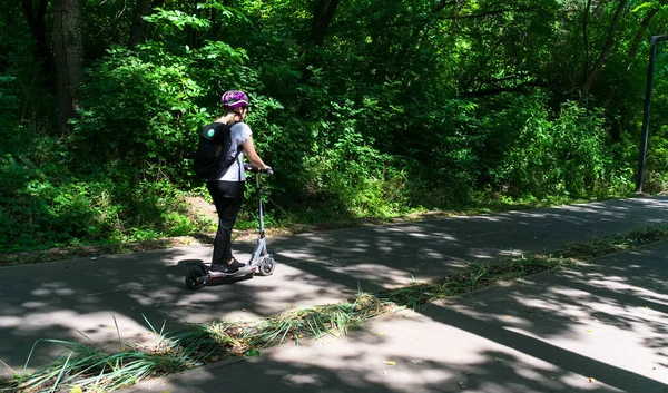 Menina Está Montando Uma Scooter Parque Caminhando Parque — Fotografia de Stock