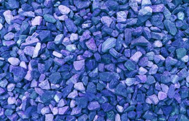 Maviyle boyanmış çok renkli deniz taşlarının arka planı.