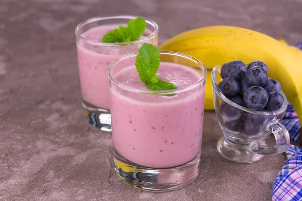 Vitamin Borůvka Banánový Koktejl Brýlemi Šedém Pozadí — Stock fotografie