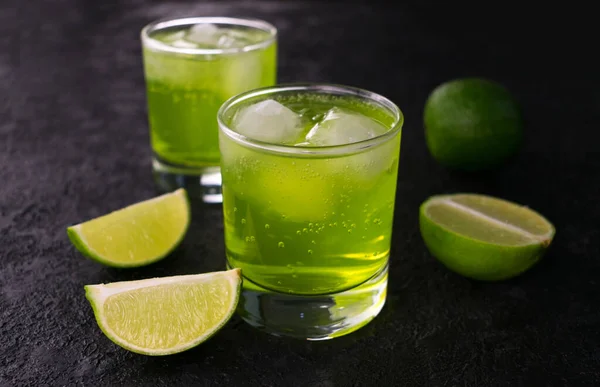 Due Bicchieri Bevanda Rinfrescante Lime Uno Sfondo Nero — Foto Stock