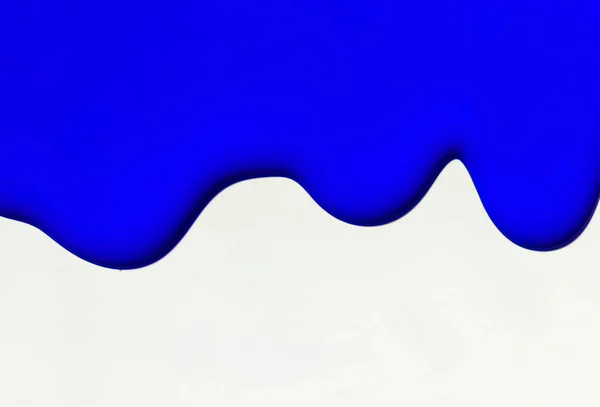 Синя Фарба Тече Білому Тлі Простір Копіювання — стокове фото