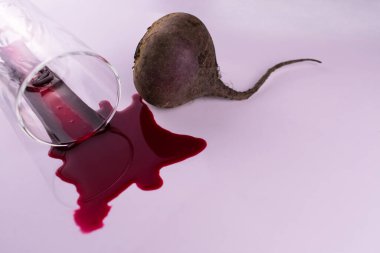 Bardak Dökülmüş Pancar Suyu Beyaz Arkaplan Kopyalama Boşluğu