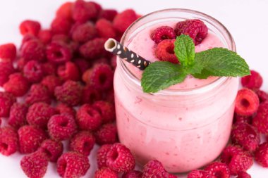 Sağlıklı ahududu püresi ve masanın üstünde bir sürü ahududu..