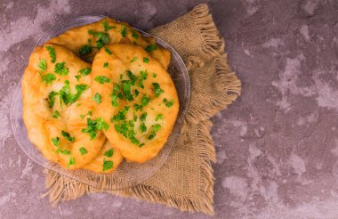 Gri arka planda etli kızarmış turtalar. Üst Manzara. Boşluğu kopyala.