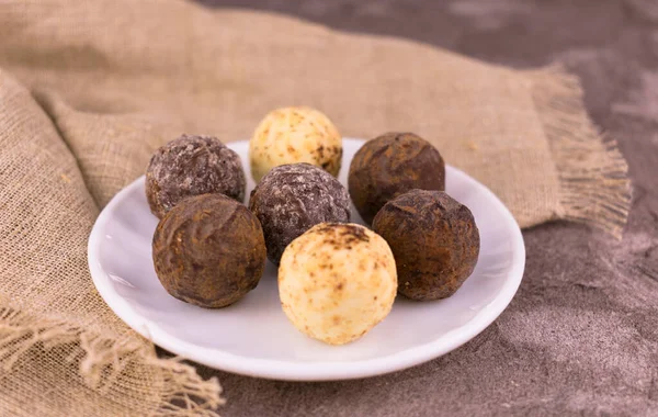 Bolas Cacau Doces Com Bolas Chocolate Prato — Fotografia de Stock