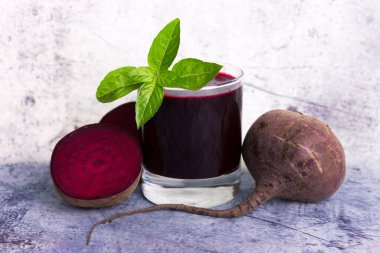 Masada sağlıklı pancar suyu var. Yakın plan..