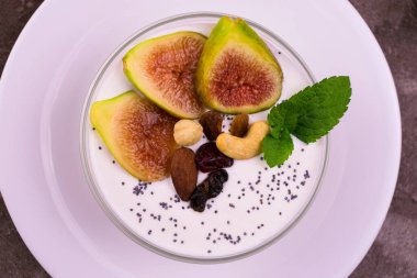 İncirli, fındıklı ve ballı Yunan yoğurdu. Yakın plan. Yukarıdan görüntüle.