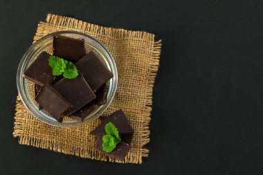 Parçalar Kara Çikolata Naneli Siyah Arkaplan Düz Alan Kopyala