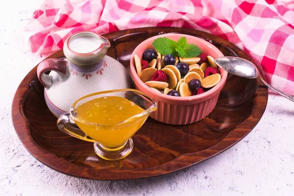 Frühstück Aus Mini Pfannkuchen Mit Beeren Und Honig Auf Einem — Stockfoto