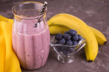 Sağlıklı yaban mersini ve muzlu meyve püresi. Yakın plan..