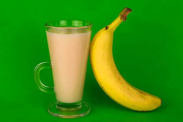 Suco Néctar Uma Banana Copo Contexto Verde Brilhante — Fotografia de Stock