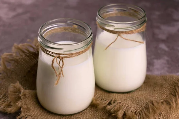 Zwei Gläser Mit Frischer Milch Auf Grauem Hintergrund Nahaufnahme — Stockfoto