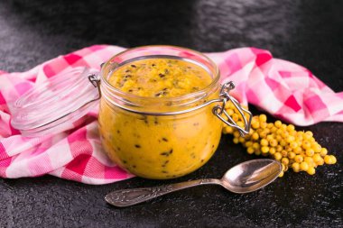 Balla ovalanmış taze deniz dikenli bir kavanoz. Sağlıklı, vitamin zengini yiyecekler..