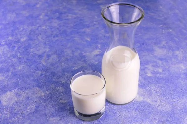 Milch Einer Karaffe Und Ein Glas Auf Blauem Hintergrund Kopieren — Stockfoto